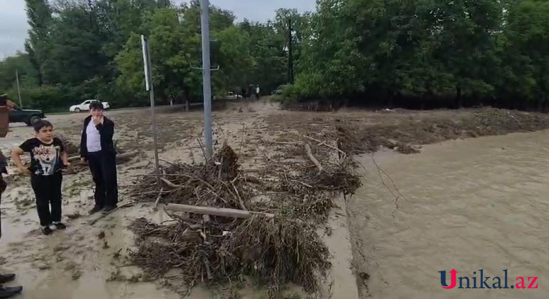 Qubada çay məcrasından çıxdı, kəndi su basdı - FOTOLAR (VİDEO)